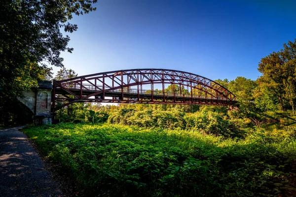 Eisenbahnbrücke Über Den Fluss Park — Stockfoto