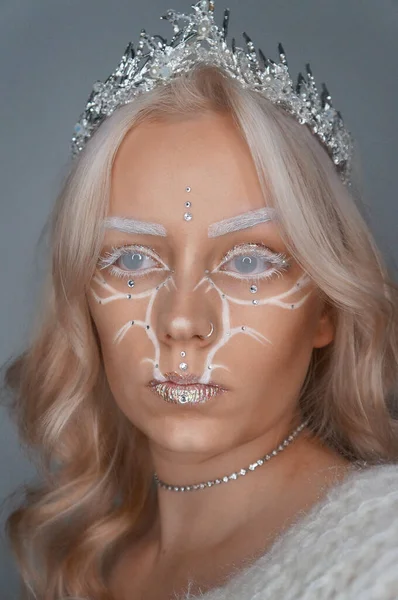 Ung Blond Kvinna Med Glitter Makeup Och Krona — Stockfoto