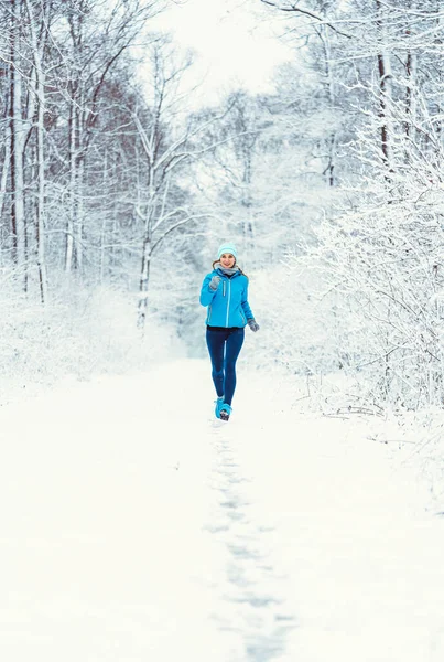 Γυναίκα Τζόκινγκ Προς Την Κάμερα Στο Κρύο Και Χιονισμένο Δάσος — Φωτογραφία Αρχείου