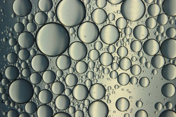 水面に浮かぶ油の円の抽象的なマクロ背景 水中の泡のマクロなクローズアップビュー 水の泡マクロ写真の背景 — ストック写真