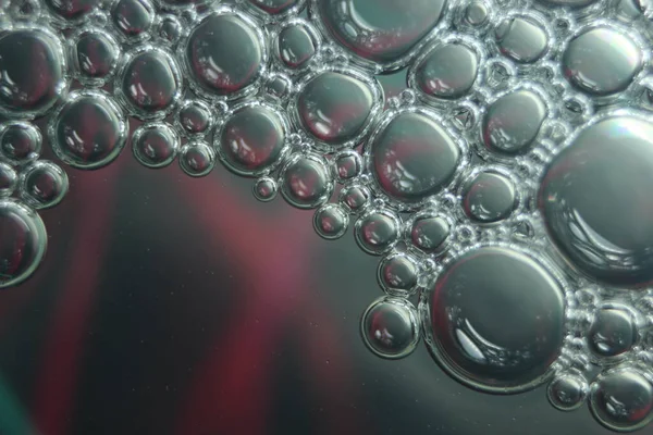 浮在水面上的油圈的抽象宏观背景 水面泡沫的宏观特写视图 水下石油泡沫宏观摄影背景 — 图库照片