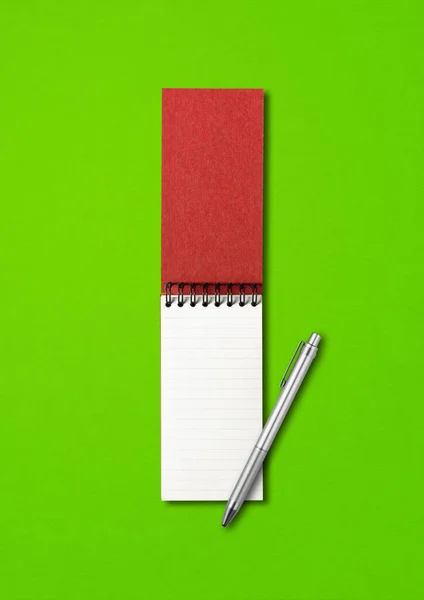 空白处打开螺旋式笔记本电脑和笔模隔离在绿色上 — 图库照片