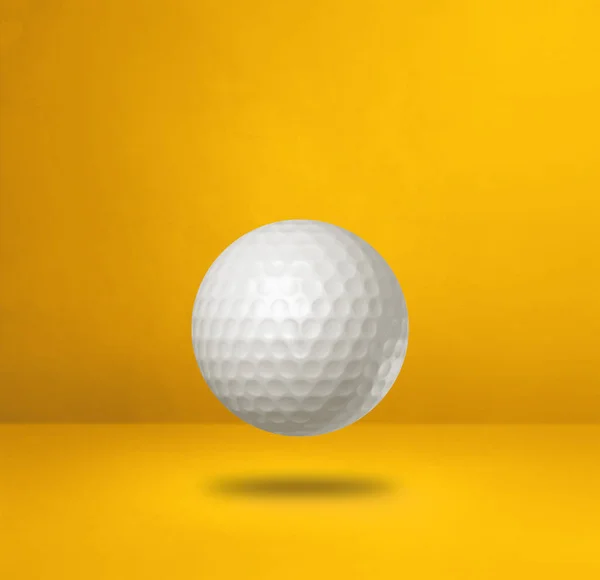 Witte Golfbal Geïsoleerd Een Gele Studio Achtergrond Illustratie — Stockfoto