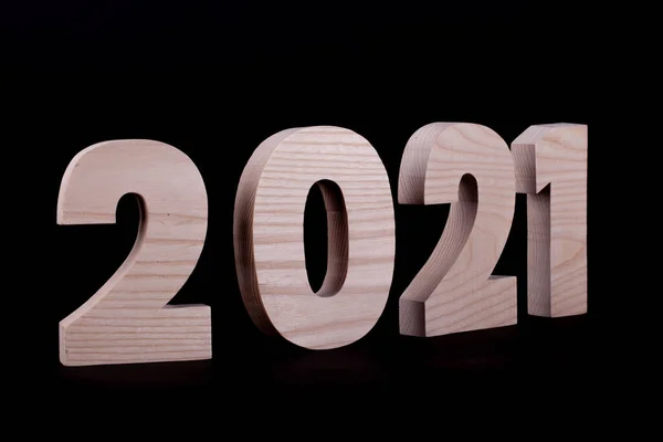 2021年角度で多数の木製の数字 黒を背景にした広葉樹のキャラクター — ストック写真