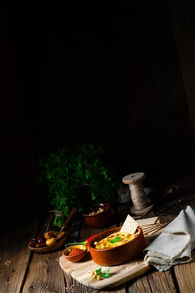 Panquecas Caseiras Com Cogumelos Queijo Ervas Uma Mesa Madeira — Fotografia de Stock