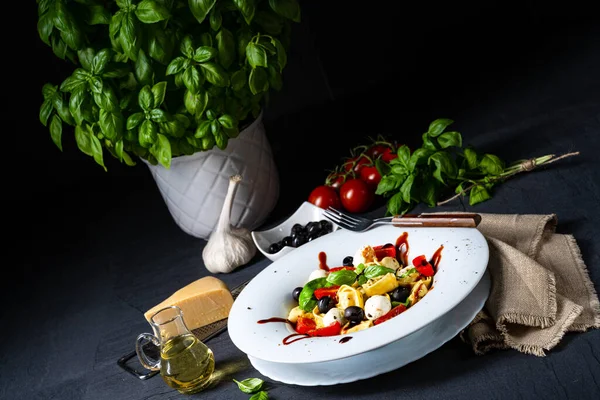 Italiaanse Pasta Met Tomatensaus Groenten Een Zwarte Achtergrond — Stockfoto