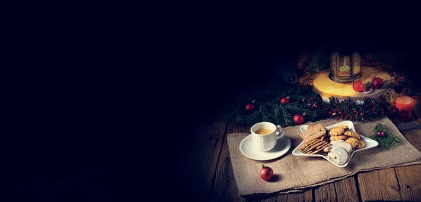 Verschiedene Arten Von Keksen Mit Rustikalem Weihnachtsschmuck — Stockfoto