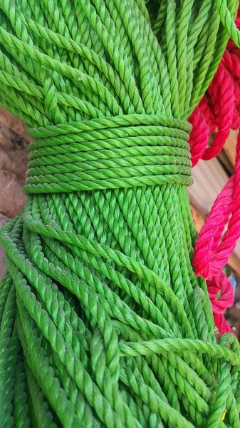 明るい色の閉鎖編組プラスチックロープ 登山用及び締め付け材料として使用される明るい色のプラスチック製のロープ不織布のハンク又はコイル — ストック写真