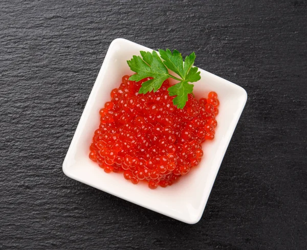 Caviar Salmão Chum Vermelho Grãos Frescos Uma Tigela Cerâmica Branca — Fotografia de Stock