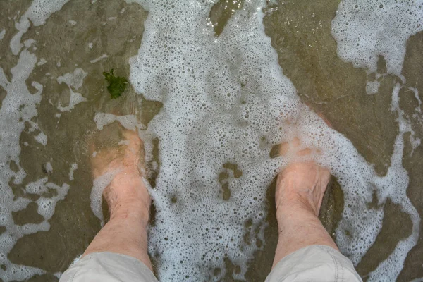 Mãos Homem Com Uma Areia Branca Praia — Fotografia de Stock