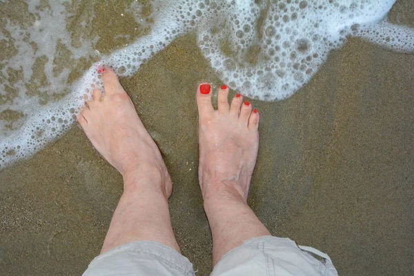 Descalço Água Junto Mar Com Uma Onda Praia Areia — Fotografia de Stock