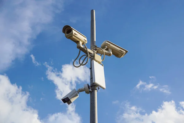 Telecamere Sicurezza Cctv Fronte Cielo Blu — Foto Stock