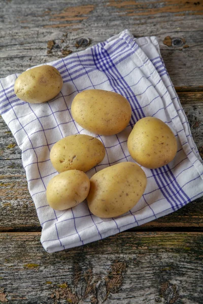 Ακατέργαστες Πατάτες Ξύλινο Κουτί Ρουστίκ Φόντο — Φωτογραφία Αρχείου