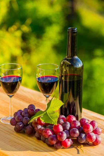 Vino Rosso Uva Tavolo Legno — Foto Stock