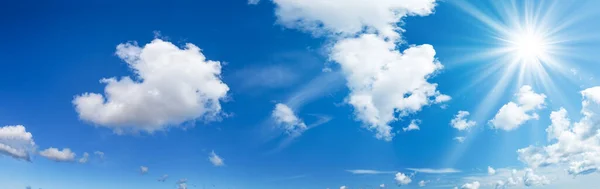 Fehér Bolyhos Felhők Kék Égen Nyáron Felhőkép Háttér — Stock Fotó