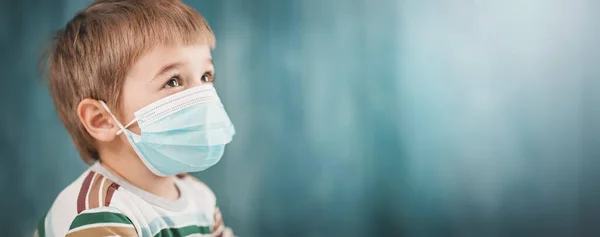 Niño Máscara Protección Cara Médica Interior Sobre Fondo Azul Niño — Foto de Stock