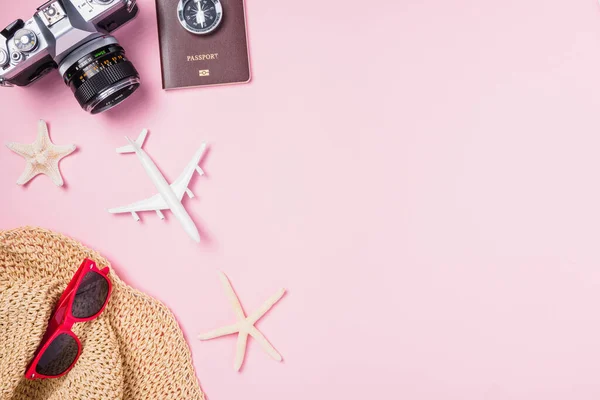 사진들은 복제품 비즈니스 컨셉트와 분홍색 배경에 카메라 비행기 선글라스 불가사리 — 스톡 사진