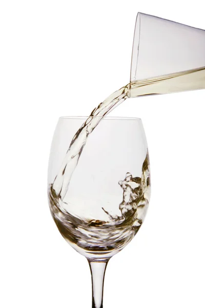 Gieten Van Water Glas Een Witte Achtergrond — Stockfoto