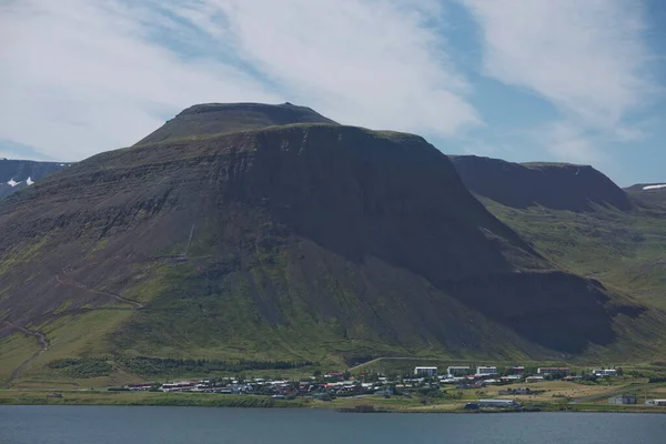 冰岛Isafjordur村周围的冰柱峡湾美丽的风景和景观 — 图库照片