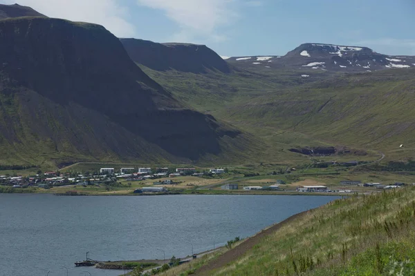 アイスランドのIsafjordur村を囲むアイスランドのフィヨルドの美しい景色と風景 — ストック写真