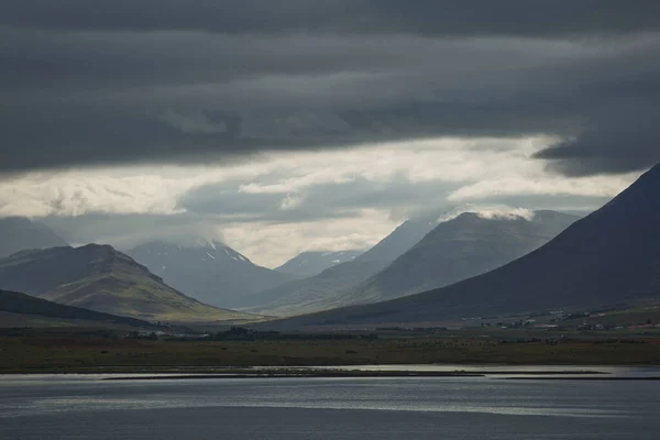 アイスランドのAkureyriの町を囲むアイスランドのフィヨルドの美しい景色と風景 — ストック写真