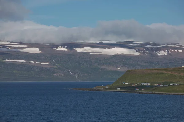 Bela Vista Paisagem Fiorde Icelandic Que Aldeia Circundante Isafjordur Islândia — Fotografia de Stock