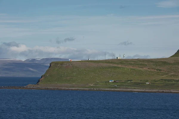 Piękny Widok Krajobraz Fiordu Icelandyjskiego Który Otacza Wioskę Isafjordur Islandii — Zdjęcie stockowe