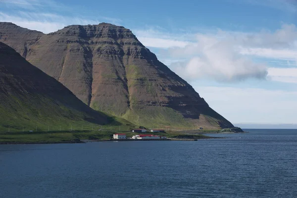 冰岛Isafjordur村周围的冰柱峡湾美丽的风景和景观 — 图库照片