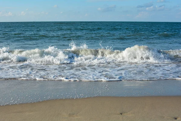 Belle Côte Mer Avec Vagues Ciel Bleu — Photo