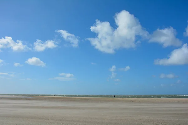 Morze Fale Piaszczystą Plażą Błękitne Niebo Białymi Chmurami — Zdjęcie stockowe