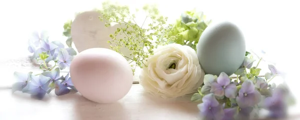 Velikonoční Zátiší Pastelově Zbarvenými Vejci Něžnými Květy Bílém Stole Pozadí — Stock fotografie