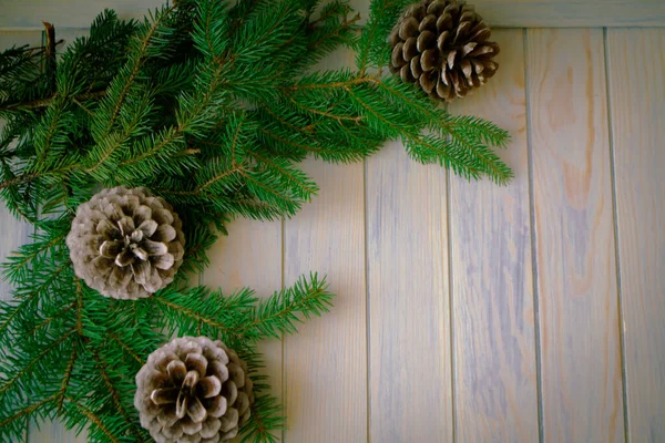 蓝色木制圣诞节背景与杉木树枝 别针锥 复制空间 — 图库照片