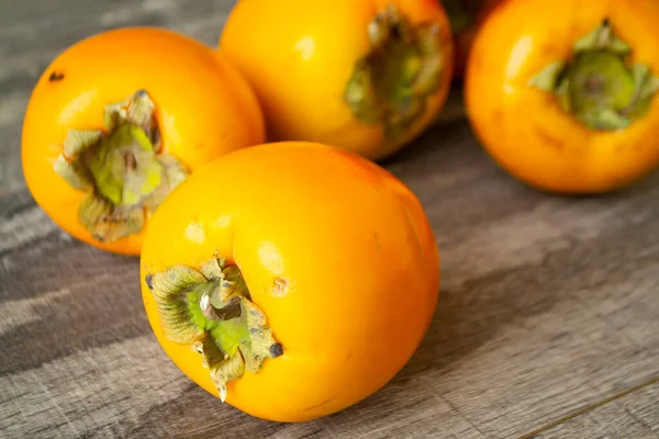 Delicioso Fruto Cáqui Fresco Mesa Madeira Closeup — Fotografia de Stock