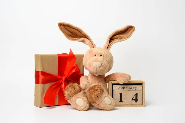 Милый Плюшевый Кролик Коробка Подарком Связанный Красной Шелковой Лентой Белый — стоковое фото