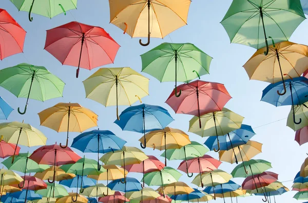 青空に吊るされたいくつかのカラフルな傘 — ストック写真