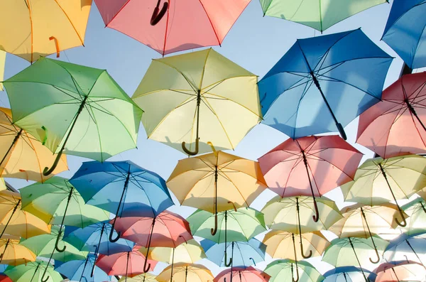 街中にカラフルな傘が — ストック写真