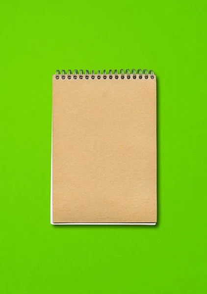 スパイラルクローズノートブックモックアップ 茶色の紙カバー 緑の背景に隔離された — ストック写真