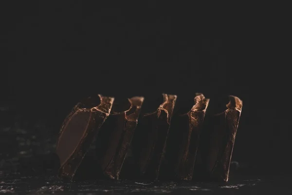 Close Van Gebroken Pure Chocolade Blokken Stapel Zwarte Achtergrond Met — Stockfoto