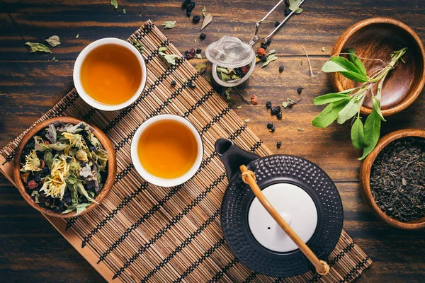 Травяной Фруктовый Чай Концепция Чайником Infuser Разнообразные Травяные Листья Деревянном — стоковое фото