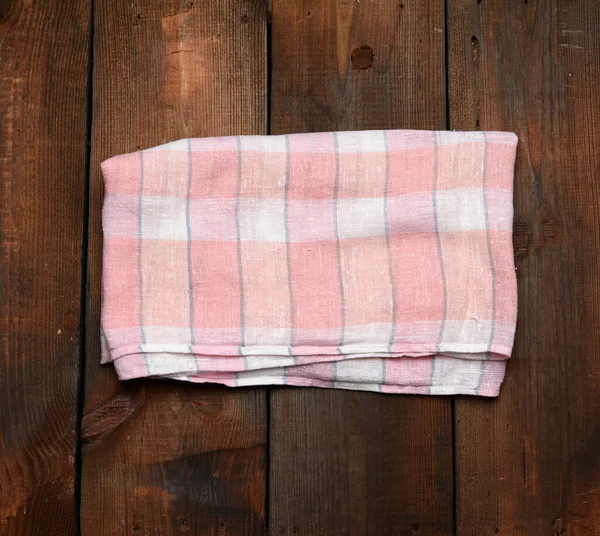 Δίπλωση Ροζ Λευκή Πετσέτα Κουζίνας Καφέ Ξύλινο Φόντο Πάνω Όψη — Φωτογραφία Αρχείου