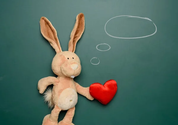 Милый Зайчик Тедди Держа Текстильное Красное Сердце Зеленом Фоне Любовь — стоковое фото