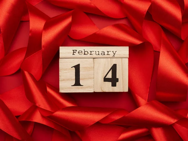 Calendario Madera Con Fecha Febrero Sobre Fondo Rojo Con Una —  Fotos de Stock