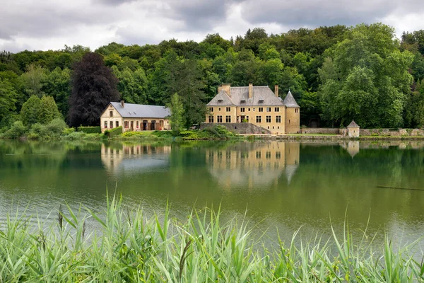 Widok Jezioro Pobliżu Orval Abbey Pobliżu Wioski Belgina Florenville Monumentalnym — Zdjęcie stockowe