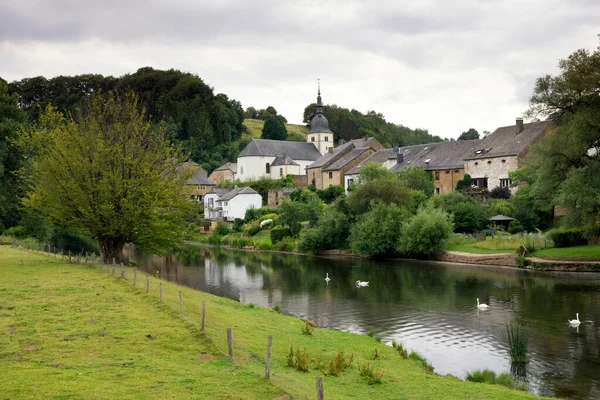 Vista Chassepierre Desde Otro Lado Del Río Semois Cerca Ciudad — Foto de Stock