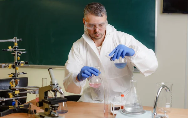 Ένας Αρσενικός Επιστήμονας Στο Εργαστήριο Διεξάγει Έρευνα Ανακατεύοντας Διάφορα Χημικά — Φωτογραφία Αρχείου