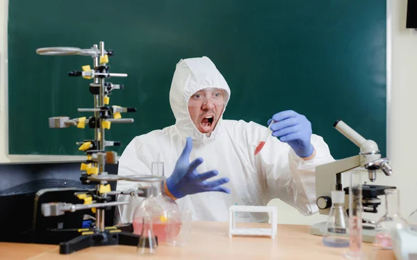 Cientista Laboratório Químico Está Encantado Com Uma Experiência Bem Sucedida — Fotografia de Stock