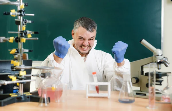 Chemik Laboratorium Jest Zadowolony Rezultatu Eksperymentu Nad Nową Szczepionką Prawdziwe — Zdjęcie stockowe