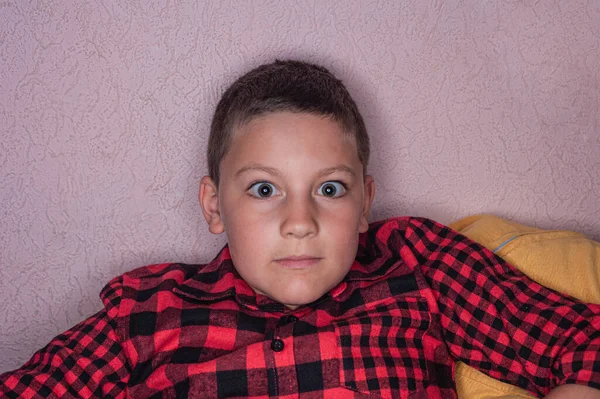 Λευκός Έφηβος Ανοιχτά Καστανά Μαλλιά Κόκκινο Καρό Πουκάμισο Αστεία Μάτια — Φωτογραφία Αρχείου