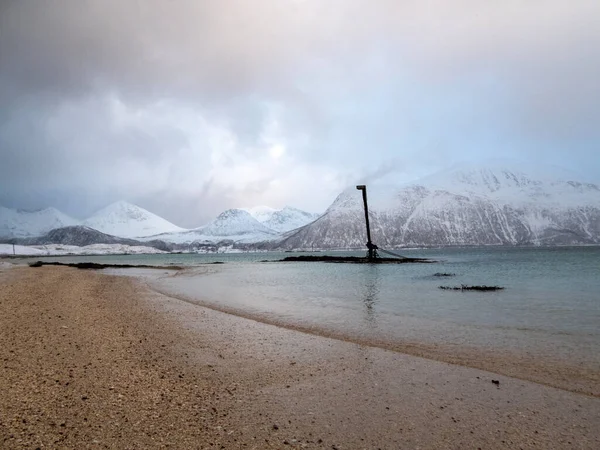 山の中の湖の美しい風景 — ストック写真