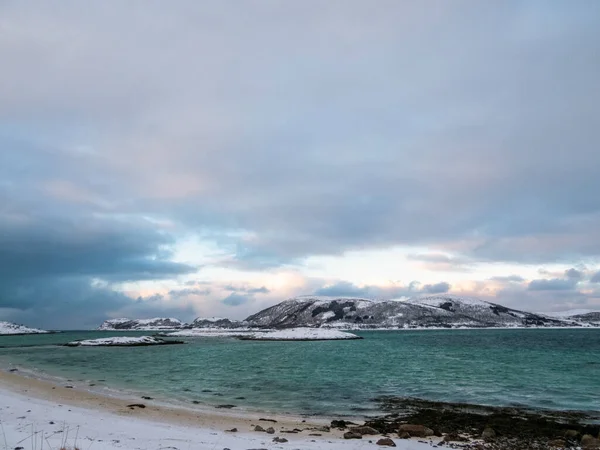 山の中の海の美しい風景 — ストック写真